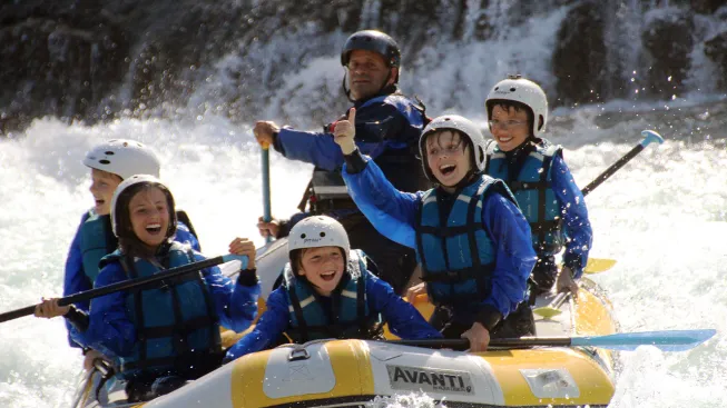 D&eacute;couvrez en rafting, au fil de l&rsquo;eau, la vall&eacute;e des Gaves entre Argel&egrave;s Gazost, Lourdes et Pau.